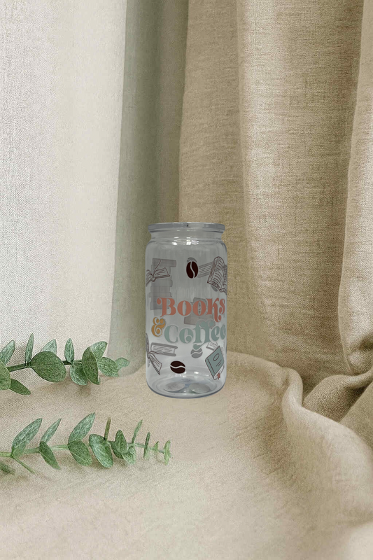 Verre en plastique- café et livre