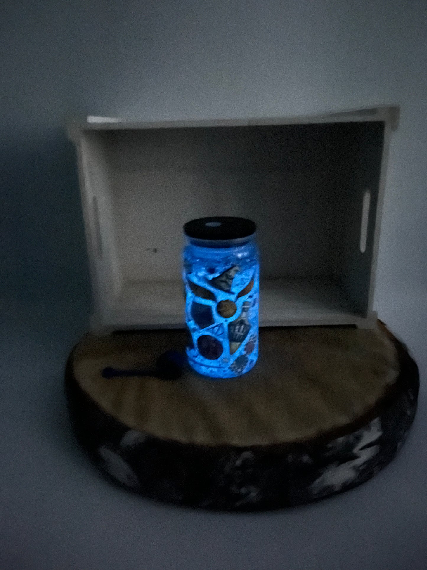 Verre en plastique avec paillettes glow in the dark et embout- Relique magique
